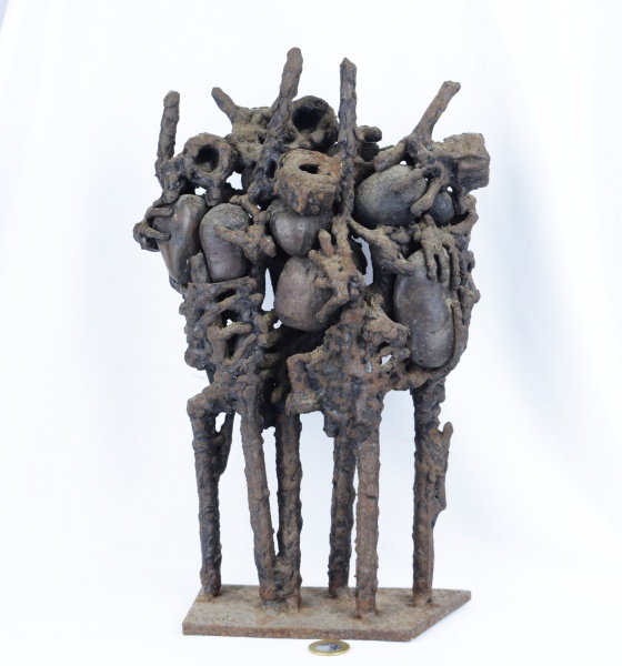 Carlos Tenius, escultura em ferro e pedra, década de 60 ( com pontos de oxidação) -med. 38cm
