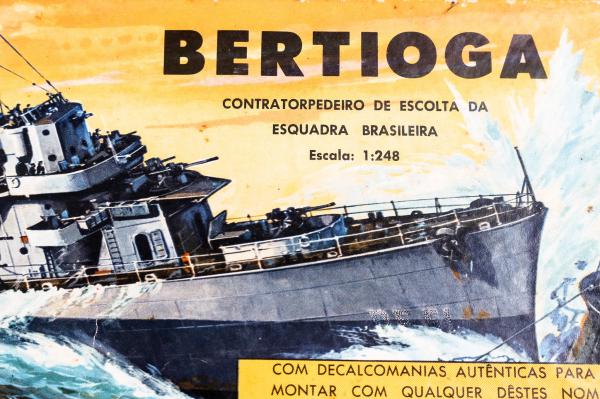 Kit vintage Revell modelo contratorpedeiro brasileiro Bertioga