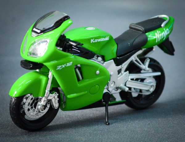 Miniatura da moto esportiva Kawasaki Ninja ZX-12R na clássica cor