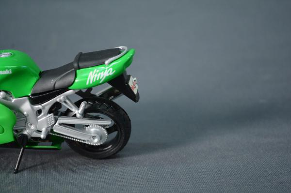 Miniatura da moto esportiva Kawasaki Ninja ZX-12R na clássica cor