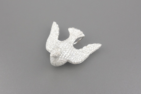 Pingente Pomba em Ouro Branco 18k com 6.5ct Brilhantes - Tamanho 3.1 x 3.8cm - Peso: 13,4 gramas - Ref.:11216