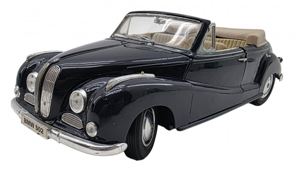 MAISTO - BMW 502, 1955 - Miniatura em escala 1/18 da Maisto, de origem americana, representando a icônica BMW 502. Miniatura com rodas livres, portas capô e mala abrem. Peça de colecionador. Observação: Possui ínfimos detalhes na pintura. — MAISTO