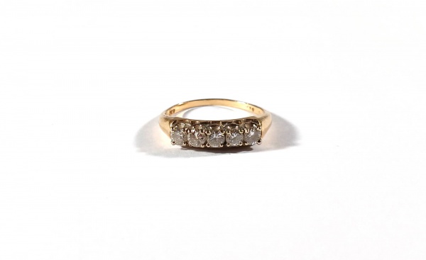 Anel de ouro, 14k, com 5 brilhantes, aro 19, pesando 2,3g.