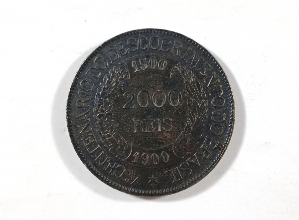 Antiga moeda de prata de 2000 Réis, 4° CENTENÁRIO DO DESCOBRIMENTO DO BRASIL, 1500-1900, República dos Estados Unidos do Brasil, medindo 3,8cm de diâmetro.