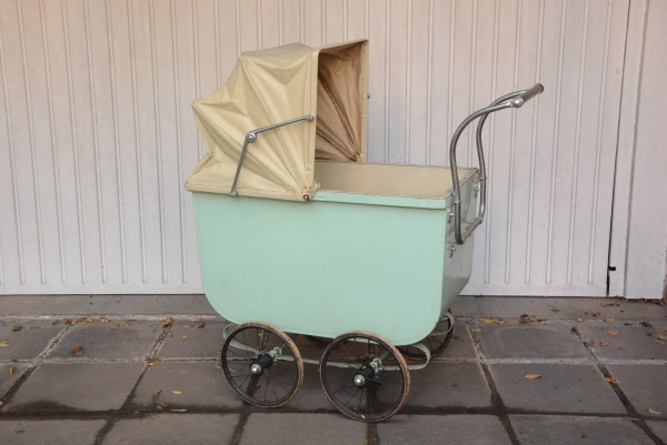 Carrinho de bebe em metal e couro sintético, marca Ibraco, da década de 30 -med. 98cm