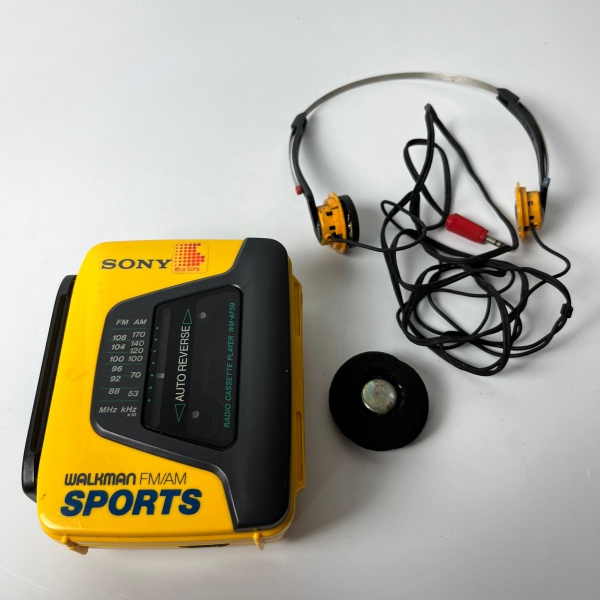 その他 SONY SPORTS - WM-AF59 Walkman FM/AM Sports da Sony, modelo WM-AF59 na cor amarela