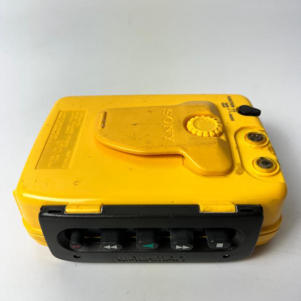 Walkman FM/AM Sports da Sony, modelo WM-AF59 na cor amarela