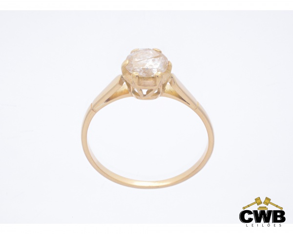 Anel Solitário Ouro Amarelo 18K com Diamante (Riscado) de 60 Pontos, Lapidação: Brilhante, Cor: LM e Pureza: P2 e P3, Aro 15 (Torto), peso de 1,8 gramas. Acompanha certificado de garantia CWB LEILÕES. (OBS: NO ESTADO QUE SE ENCONTRA).