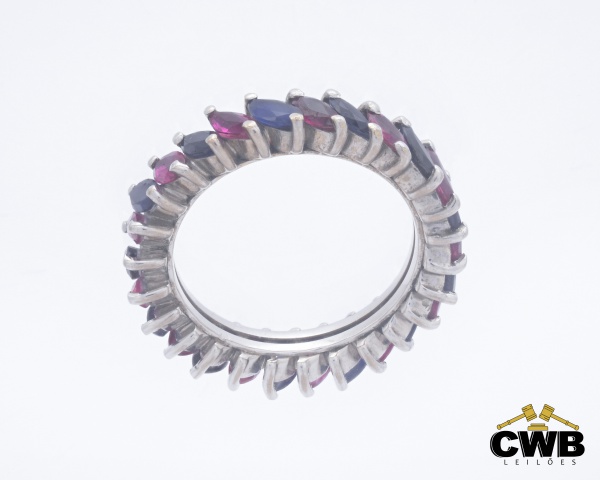 Aliança Inteira Ouro Branco 18K com Pedras Lapidação Navete, Aro 15, peso de 5 gramas. Acompanha certificado de garantia CWB LEILÕES.  (OBS: Está peça possui design exclusivo de seu fabricante, por este motivo não realizamos ajuste na mesma).