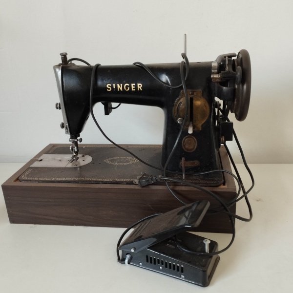 Máquina de costura Singer 15C antiga, funcionando, com motor, caixa e pedal novos, bom estado de con