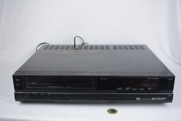 Antigo VHS Player Sharp (modelo VC-762 B, bivolt) -med. 43cm