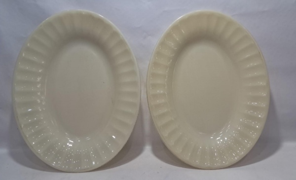 Colirex lote A com 2 travessas oval com bordas ondulada em vidro leitoso, med 24 cm X 30 cm em muito