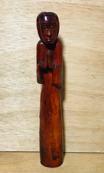 Santo esculpido em madeira envernizada  - 30x15 cm.