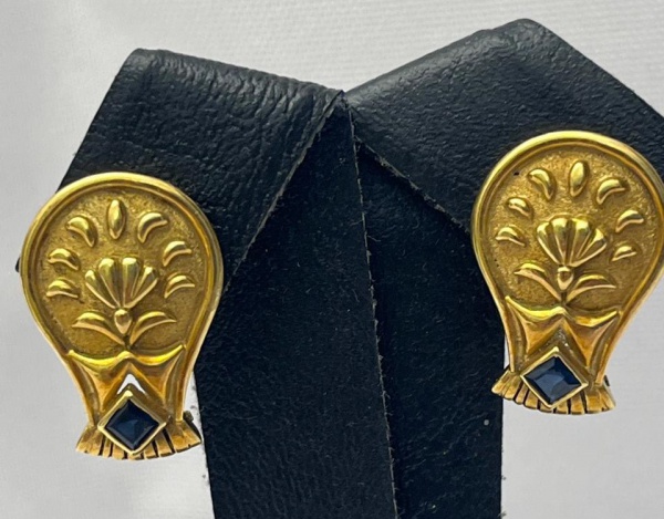 Par de brincos em ouro 18 com detalhe em onix, 2,1cm - 6,4g