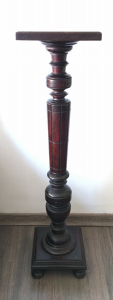 Robusta e bela coluna em madeira torneada no estilo Inglês. Dimensões: 107 cm x 27 cm x 27 cm.