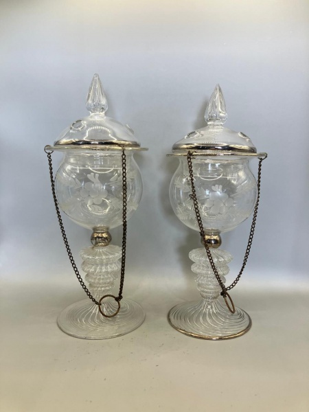 par de turíbulo, incensário, defumador em vidro transparente. desenhos de flor. filetes dourados com