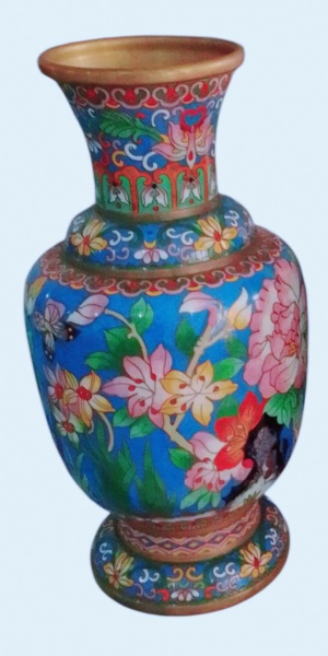 Antigo e raro vaso em Cloisonné, todo em bronze, pintado a mão com cenas orientais e filetes de ouro
