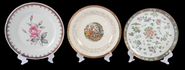 Três pratos em porcelana sendo nacional com decoração floral. Diam. 26cm,          chines com decora