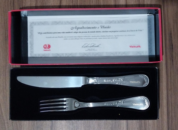 KIT COMEMORATIVO 50 ANOS DA YAKULT (EM 2018) COMPOSTO DE GARFO E FACA TRAMONTINA TRABALHADOS