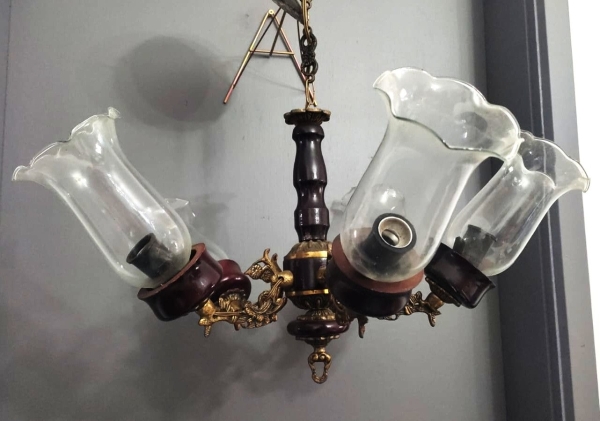 Lustre antigo, para cinco lâmpadas, com suas mangas de vidro em bom estado, sem quebrados. Revisar a