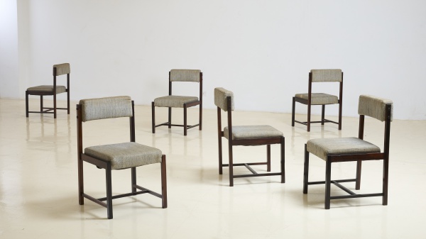 Tora Arquitetura de Interiores - Set de seis cadeiras executadas em jacarandá maciço com assentos e encostos revestidos em tecido. Brasil, déc. 1960. Dimensões: 80(H) x 50(L) x 54(P) cm.
