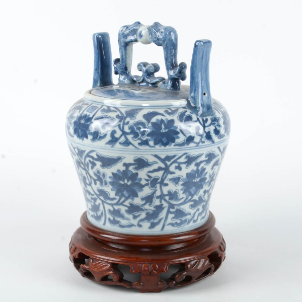 China Séc. XIX/XX - Bule em porcelana nas cores branca e azul com decoração floral, acompanha peanha