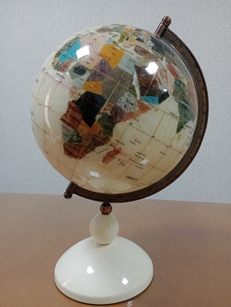 Madrepérola e pedras semi preciosas - lindo e antigo globo terrestre confeccionado em madrepérola e
