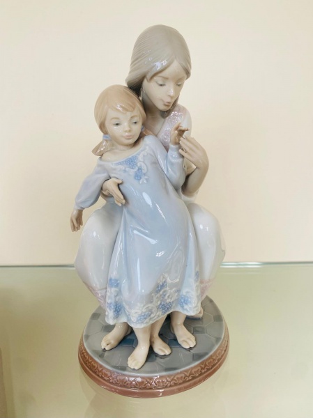 Antiga boneca em porcelana espanhola LLadró modelo Tenderness. Mede 22x11x14cm.