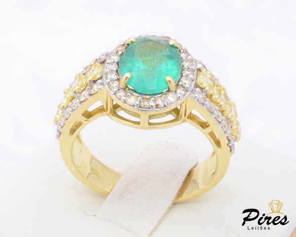 Anel Ouro Amarelo 18K com Esmeralda de 1,60 Quilate, 90 Pontos de Diamantes Fancy Yellow, e 50 Ponto