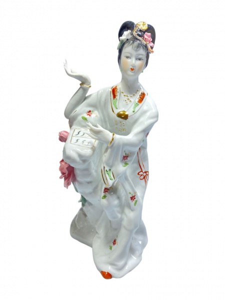Delicada Estatueta de Gueixa em Porcelana Japonesa. Peça com
