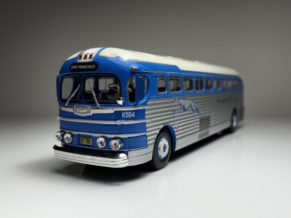 Greyhound Scenicruiser Prata, Branco e Azul - Ixo Escal