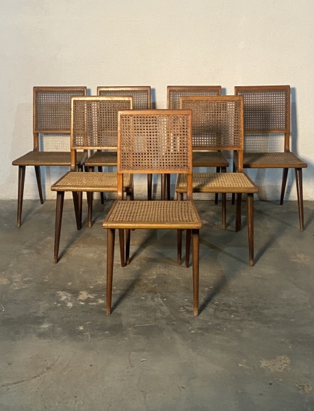 Carlo Hauner (1927/ 1996) Excepcional conjunto de 7 cadeiras de caviúna maciça . O lindo acabamento de palhinha nos assentos e espaldares traz leveza e sofisticação para esse conjunto. Década de 1950. Med: Alt. 85 x 43 x 47 cm. Uma delas precisa refazer a palhinha do assento.