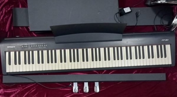 PIANO ROLAND FP 30 COMPLETO