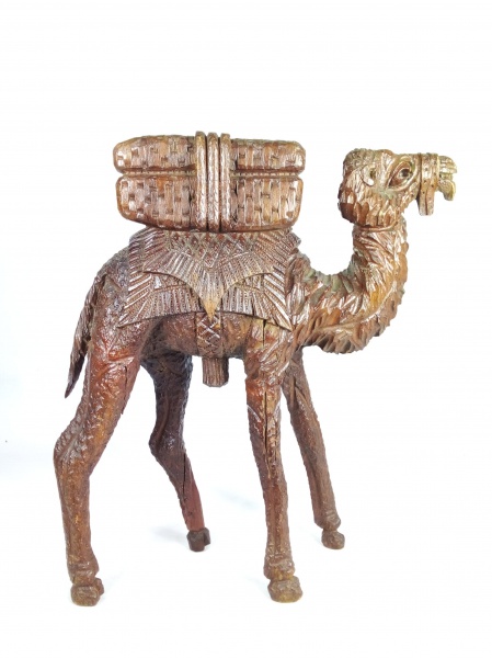 Grande e rara escultura em madeira entalhada de camelo ricamente trabalhada, medida: 35x34x9cm, apre