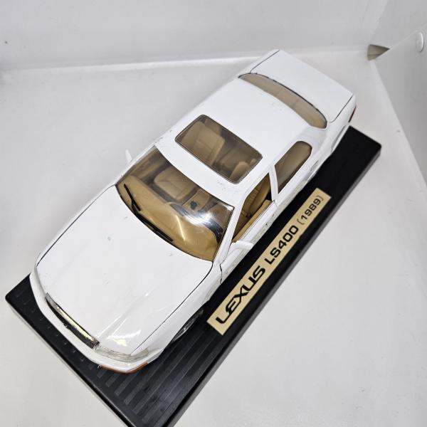 Miniatura Road Legends modelo 1:18 Lexus LS400 1989 cor