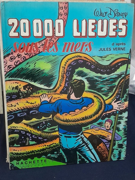 20.000 LIEUES SOUS LES MERS - WALT DISNEY - EM QUADRINHOS / EM FRANCÊS /  HACHETTE 1976  38 PGS / ÓT