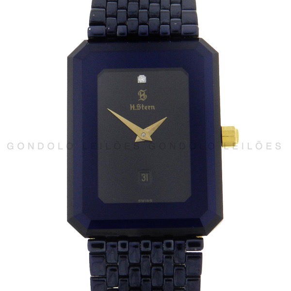 Relógio H.Stern Safira - Caixa em Safira e Aço - Pulseira em Aço com tratamento em PVD - Mostrador: com diamante - Tamanho da caixa: 24.5 mm X 32.5 mm - Funções: Horas - Minutos - - Movimento: Quartz - Visor: Cristal de Safira - Observações: Para pulso de aproximadamente 18.5cm