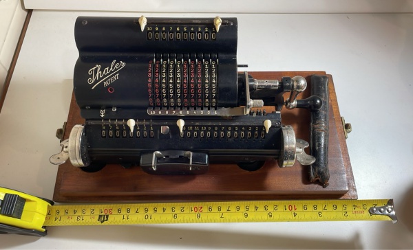 Calculadora antiga na caixa original marca Thales década de 30