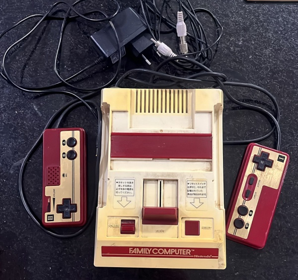 VÍDEO GAME FAMILY COMPUTER HVC-001 MADE IN JAPAN - FUNCIONANDO - MUITO BEM CONSERVADO