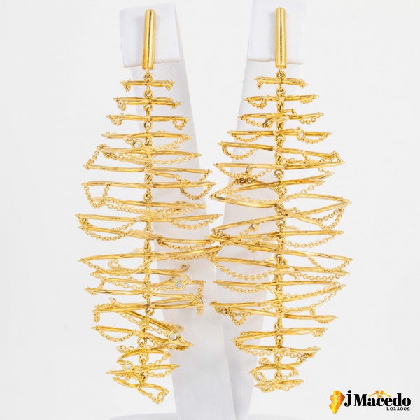Brinco HSTERN - Coleção Seda - Ouro Amarelo 18k com diamantes Tamanho 7cm Peso 22,3g Acompanha o cer