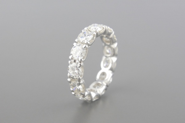Aliança Inteira em Ouro Branco 18k com Aprox. 6.5ct de Brilhantes - Aro 22 / Largura 5mm - Peso: 7,6