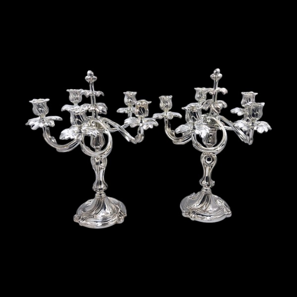 CHRISTOFLE - CANDELABROS - Belo par de candelabros em metal espessurado à prata para 5 velas, podend