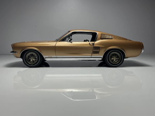 1967 Ford Mustang GT Dourado - Autoart Escala 1/18 mini