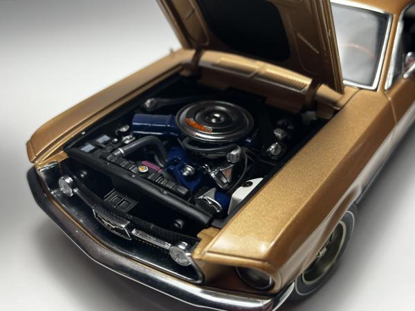 1967 Ford Mustang GT Dourado - Autoart Escala 1/18 mini