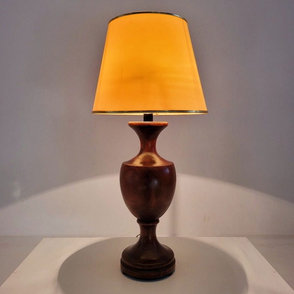 Belíssima e imponente luminária de mesa, executada em madeira nobre maciça. Cúpula no estado. Medind