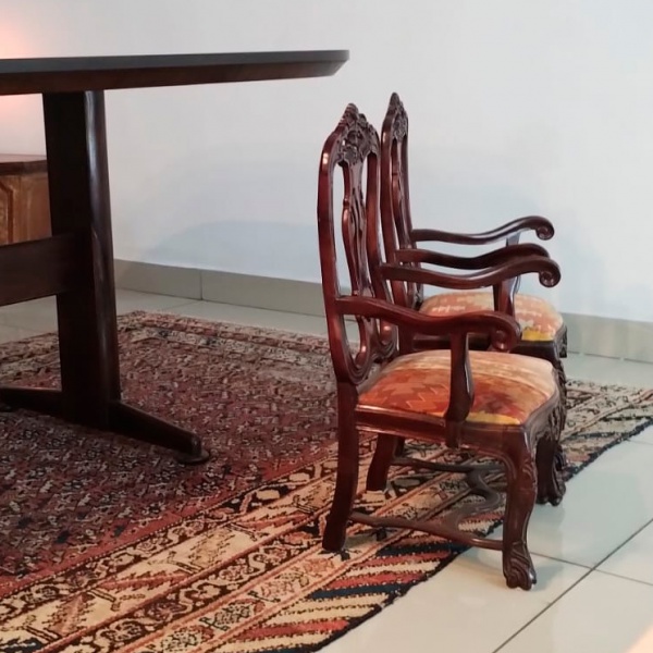 Par de pequenas poltronas estilo D. José I, de madeira nobre lavrada e fina forração. Brasil início