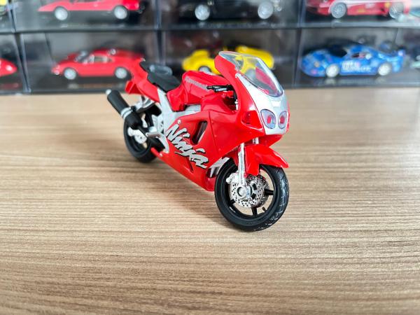 Miniatura Moto Kawasaki Ninja ZX7R. Escala 1/18, aprox.