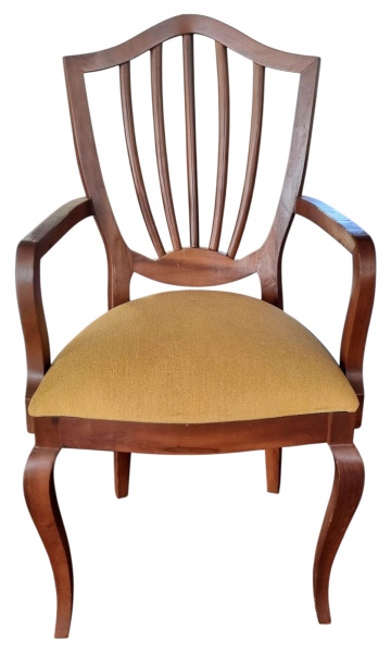 Bela poltrona, arquitetada em madeira de ótima categoria, encosto vazado e confortável assento em tecido amarelado. Bom estado de conservação. Mede 98 X 52 X 44 cm.