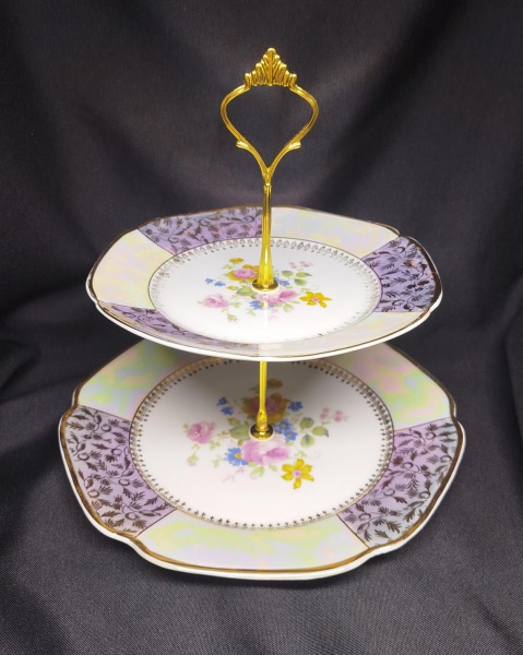 PORCELANA MAUÁ - Doceira de dois andares em porcelana Mauá decorada com flores. Rico trabalho em our