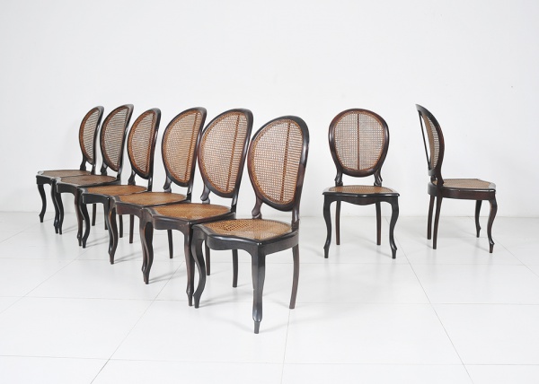 ANTIGUIDADE - Casa Ratton | Conjunto com 8 clássicas cadeiras no estilo "Luis Felipe", execu